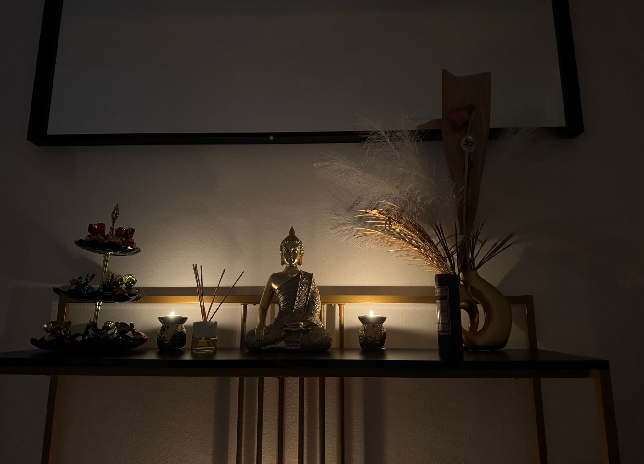 Altar con figura de Buda y velas