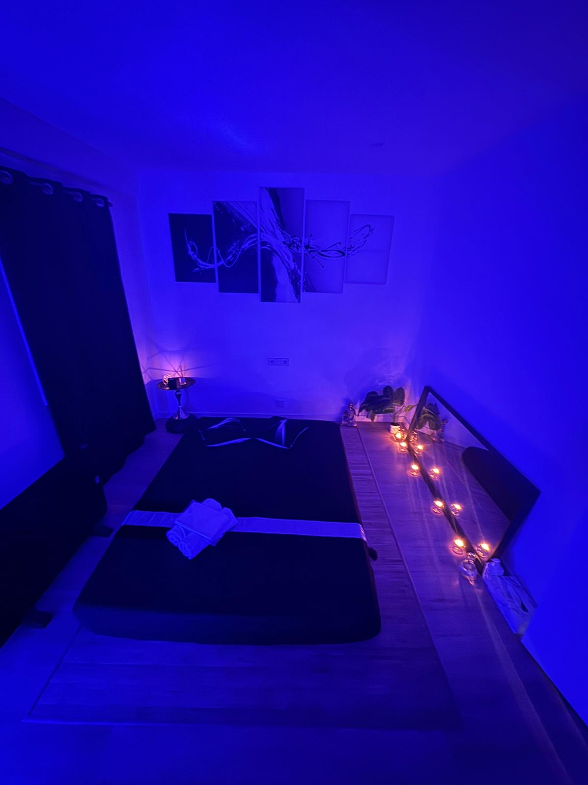 Sala con iluminación azul y arte abstracto