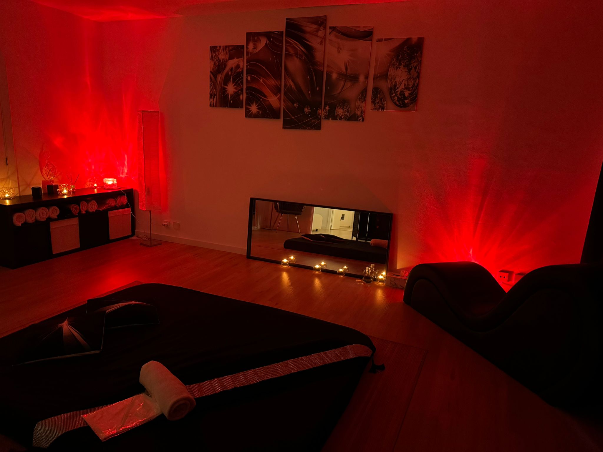 Sala principal con iluminación íntima
